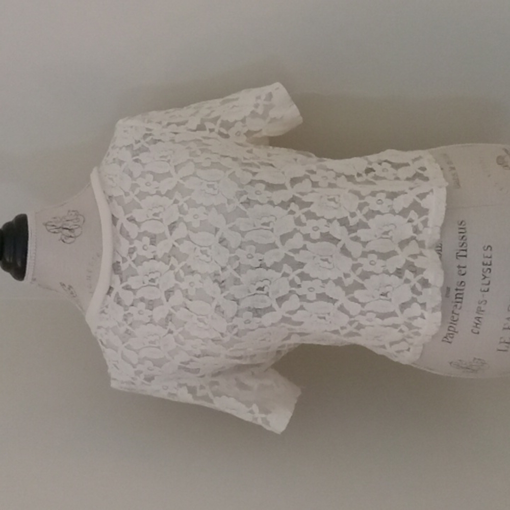 Coco +Jamieson Off white Lace Cropped sheer Top with lace up half back medium